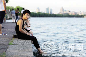 游客西湖“泡腳”惹爭議：求情趣還是低素質(zhì)？