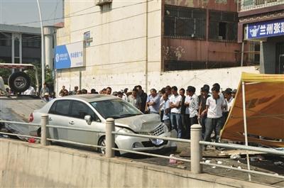 轎車出因油門線卡住失控連撞9人后才停住