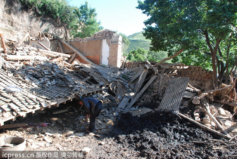 甘肅定西岷縣隨固村受災(zāi)嚴(yán)重 受傷村民轉(zhuǎn)運(yùn)蘭州醫(yī)院
