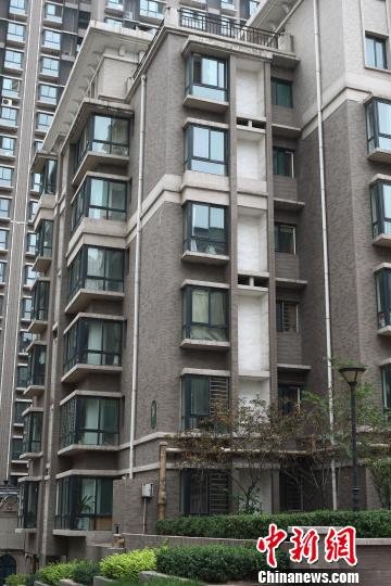 太原現(xiàn)“樓歪歪” 房屋墻體錯位裂縫一指寬（圖）