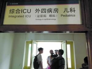 男子當(dāng)街重摔女童續(xù):女童宣布死亡 另一嫌犯自首