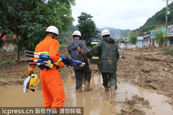 暴雨襲擊甘肅天水引發(fā)泥石流 多處民房被毀數(shù)人被埋