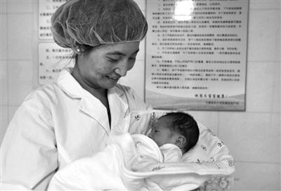 年輕媽媽不慎將孩子生在便池 醫(yī)生空手施救(圖)