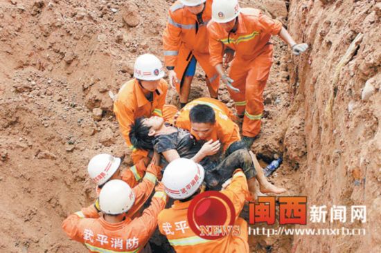 武平一工地塌陷夫妻倆被埋 丈夫以身相護(hù)救妻子一命