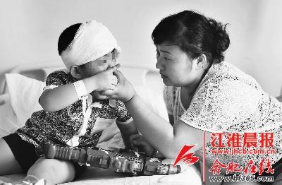 男子遭酒店旋轉(zhuǎn)門“咬頭” 頭皮撕裂15厘米(圖)