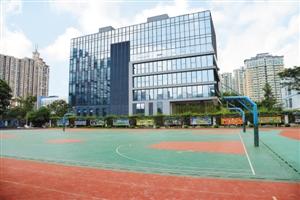 鏡面大樓反光“亮瞎”學生眼 投訴一年終于解決