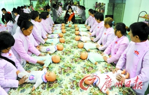 “中國保姆”獲加拿大綠卡 月收入15000元人民幣