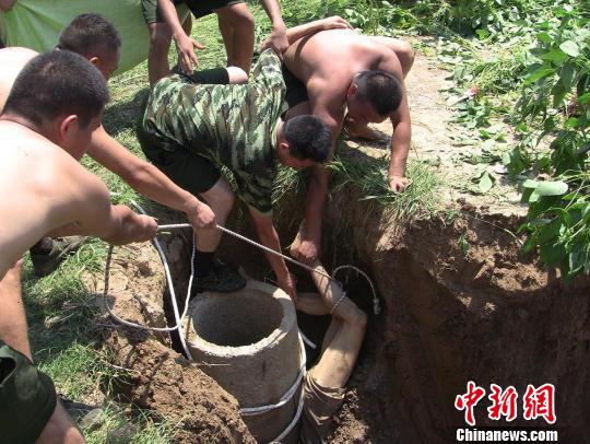 老人為救墜井孫子倒掛金鉤堅(jiān)持一夜后身亡(圖)