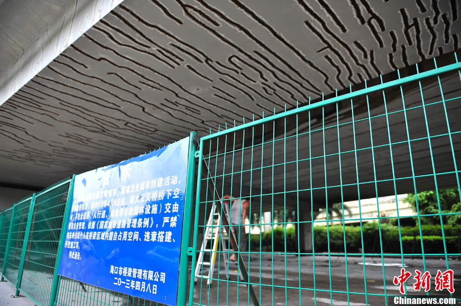 海口一引橋現(xiàn)200余條裂縫 官方回應(yīng)稱(chēng)不影響通車(chē)安全[組圖]