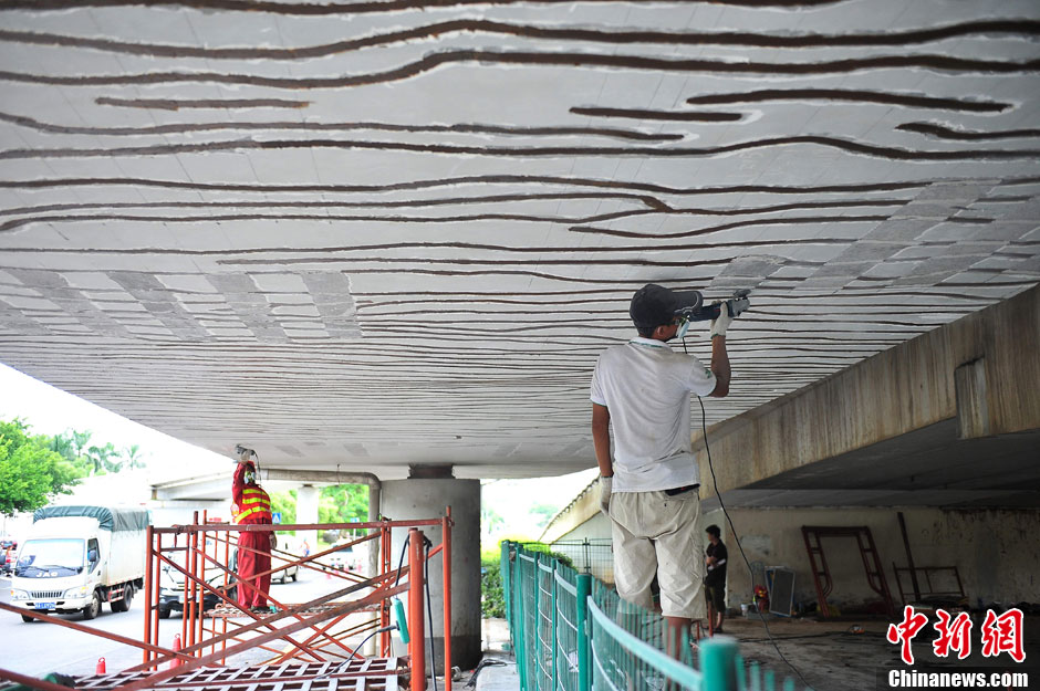 海口一引橋現(xiàn)200余條裂縫 官方回應(yīng)稱不影響通車安全[組圖]