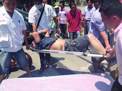 騎車男被卷入轎車輪下 路人抬起轎車救人（圖）