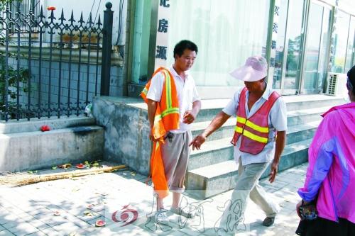 環(huán)衛(wèi)工制止亂扔西瓜皮遭6男1女圍毆 衣服被撕破