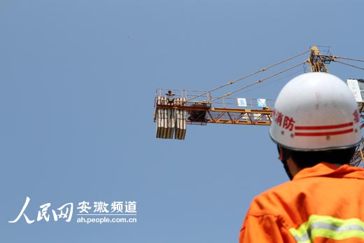 男子為討薪欲跳30米高塔 勞動部門攜款17萬元將其勸下