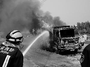 空載渣土運(yùn)輸車被破損高壓電線引燃 只剩車架(圖)