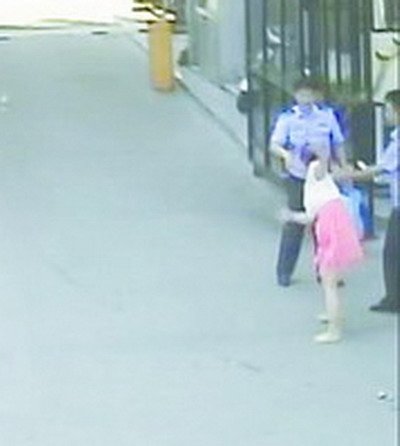 女老板無證駕駛大客車被查 猛踹民警襠部當(dāng)街撒潑(圖)