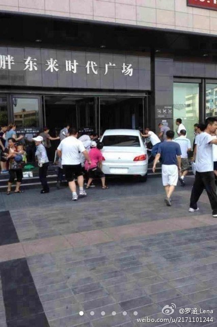 河南許昌:一轎車沖入人群致一死十傷