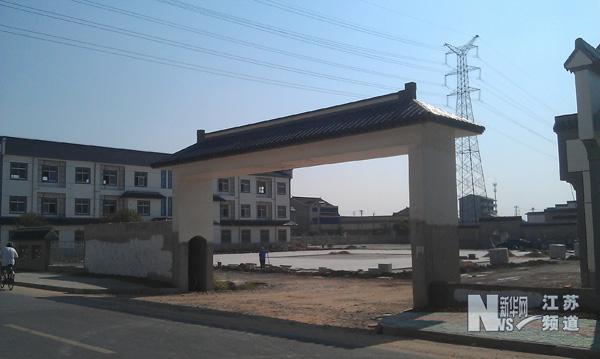 江蘇常州一村委辦公樓1500平 院內(nèi)立12生肖石柱(圖)