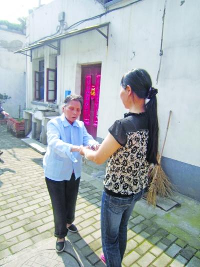 六旬孝女堅持20多年倒走 陪百歲盲母散步（圖）
