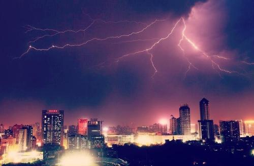 武漢一日內(nèi)高溫雷電降雨冰雹 仍難解創(chuàng)紀錄酷暑