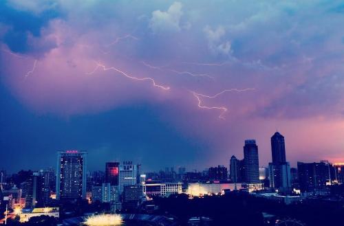 武漢一日內(nèi)高溫雷電降雨冰雹 仍難解創(chuàng)紀錄酷暑
