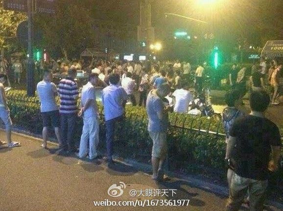 杭州街道辦官員撞車后與人爭執(zhí) 百人圍觀