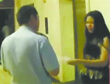 大連女子大鬧洗浴中心脫衣襲警 派出所內(nèi)小便(圖)