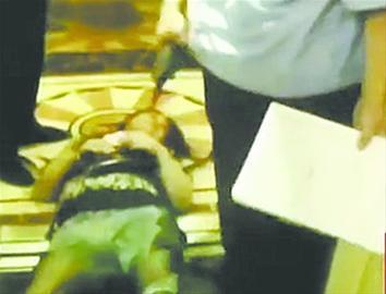 大連女子大鬧洗浴中心脫衣襲警 派出所內(nèi)小便(圖)