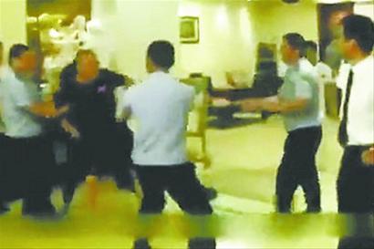 大連女子大鬧洗浴中心脫衣襲警 派出所內(nèi)小便(圖)