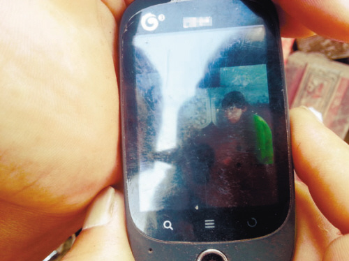 遼寧撫順?biāo)疄?zāi)現(xiàn)場:女兒被埋屋內(nèi) 父親摳了12小時(圖)