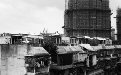 福州臺江區(qū)老藥洲街一樓盤樓頂違章搭蓋冒出一排