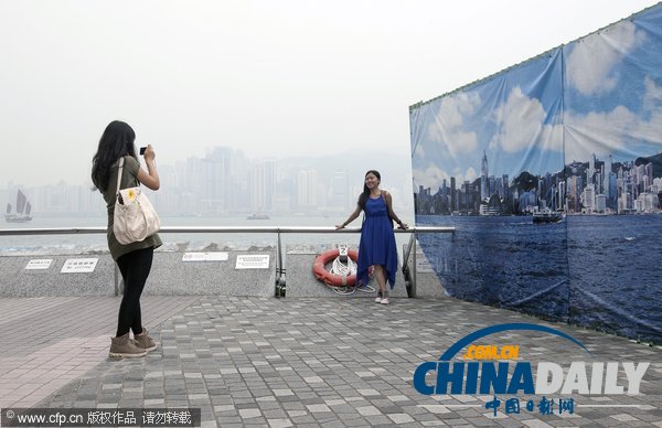 香港遭遇霧霾天 游客被迫與“假藍(lán)天”合影留念