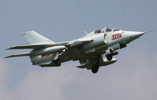 空軍一架強(qiáng)-5墜毀 飛行員為保群眾壯烈犧牲