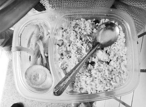 營養(yǎng)午餐成蛋炒飯 漢口一小學(xué)被曝吃40萬回扣