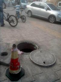 女子松動(dòng)井蓋處踏空 掉下瞬間被同事揪住頭發(fā)