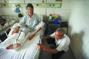 兩老人因為愛情結(jié)伴打工 遭遇車禍1個盒飯兩人吃