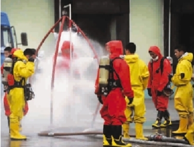 上海液氨泄露事故現(xiàn)場(chǎng):幾米高的白煙“臭味真厲害”