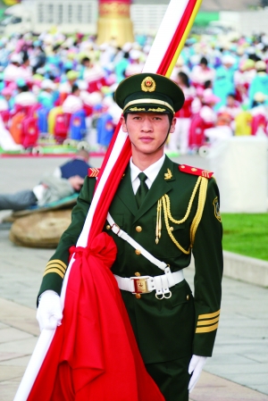 “共和國(guó)第一升旗手”：升國(guó)旗5800余次零失誤(圖)