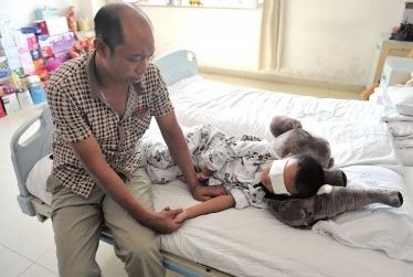 山西被挖眼男童行走復(fù)健 或?qū)⒀b義眼