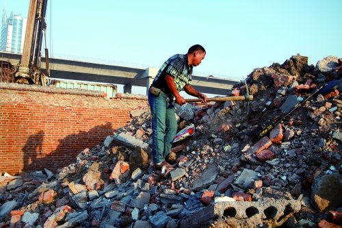 男子廢墟上“尋寶” 月入萬(wàn)元