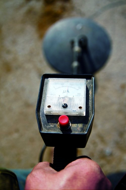 男子廢墟上“尋寶” 月入萬(wàn)元