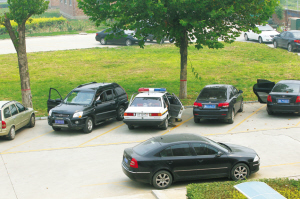 河北保定民警開(kāi)警車(chē)送孩子上學(xué)被免職并行政記大過(guò)