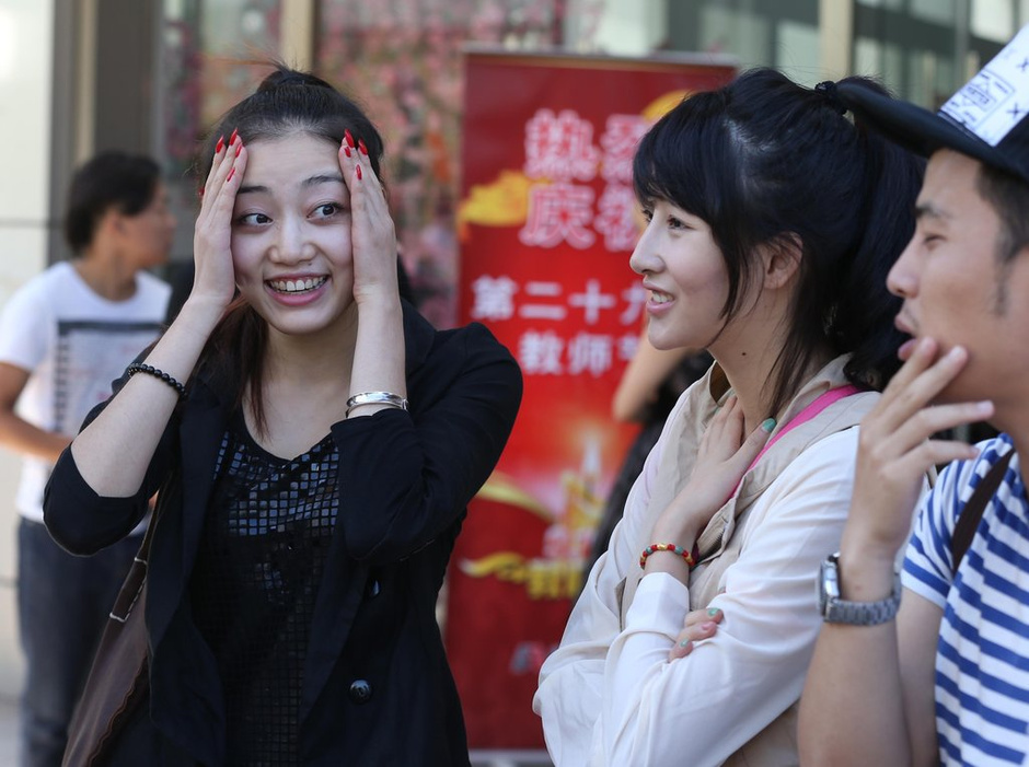 北影開學(xué)典禮臺(tái)下美女睡一片