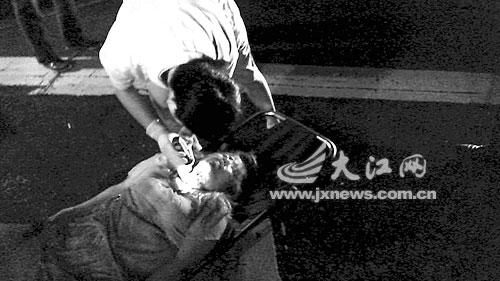 司機(jī)疲勞車撞上護(hù)欄 乘客險(xiǎn)被擋風(fēng)玻璃割斷脖子