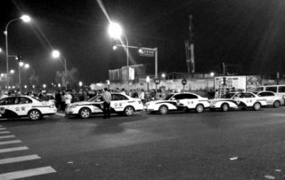 北京數(shù)十輛跑車深夜聚集被扣 警方稱其違章停車