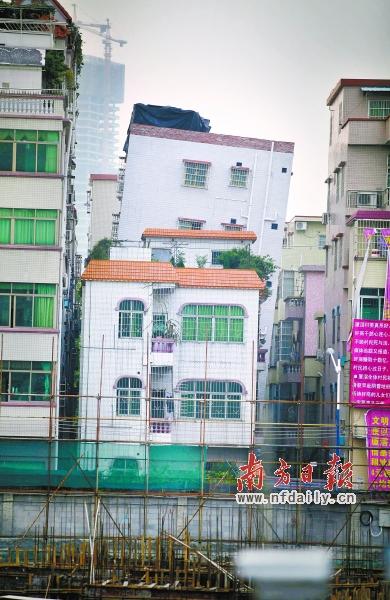 廣州又現(xiàn)“樓歪歪” 三棟居民樓明顯傾斜(圖)
