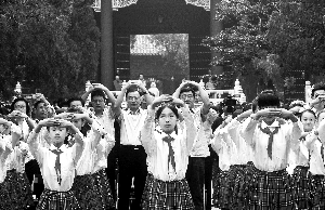 新學(xué)期開(kāi)學(xué)遇教師節(jié) 家長(zhǎng)焦頭爛額表示壓力山大