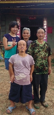 單親“矮爸爸”千里送女上大學(xué)照料8旬母聾啞兄