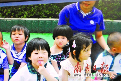 英德3歲女童悶死校車(chē)內(nèi) 涉事校車(chē)司機(jī)隨車(chē)?yán)蠋焹扇吮恍叹?/></p>
<p align=