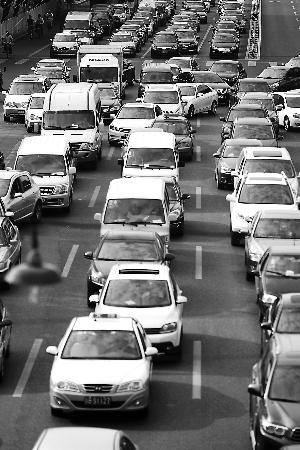 交通部門(mén)預(yù)測(cè)：明天將嚴(yán)重?fù)矶?/></a></p>

<p>隨著節(jié)日臨近，再加之周一的原因，今天早高峰也提前到來(lái)。早晨8點(diǎn)半，在東單路口，南北方向的車(chē)輛已排成了長(zhǎng)龍。 甘南 攝 J216</p>

<p>最堵9月目前迎來(lái)壓力最大階段，傳說(shuō)中的“最堵一周”今天拉開(kāi)序幕。今天上午還沒(méi)到8點(diǎn)，記者在四惠交通樞紐協(xié)調(diào)指揮中心里看到，20多位工作人員緊張地盯著眾多監(jiān)視屏忙碌著，窗外，八通線主輔路東向西方向已堵得水泄不通。</p>

<p>明天由于“4、9”尾號(hào)限行、小長(zhǎng)假即將到來(lái)、可能的降雨等因素，同時(shí)根據(jù)往年同期交通路況的分析，明天被交通部門(mén)預(yù)測(cè)為又一個(gè)嚴(yán)重?fù)矶氯眨逯祵⑦_(dá)9.0。</p>

<p>堵·路況</p>

<p>根據(jù)交通委網(wǎng)站發(fā)布的擁堵指數(shù)，今天早高峰期間的擁堵峰值出現(xiàn)在8點(diǎn)半左右，全市路網(wǎng)為代表嚴(yán)重?fù)矶碌?.6，二環(huán)內(nèi)高達(dá)9.5，二環(huán)至三環(huán)之間也達(dá)到9.1。9點(diǎn)之后，路網(wǎng)擁堵程度快速下降。這與平常的周一早高峰差別不算太大。</p>
</p>
</div>
</div>

<div   class=