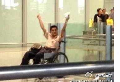 冀中星爆炸案今日開(kāi)審 因身體原因用病床推入法庭 稱不是故意引爆炸彈